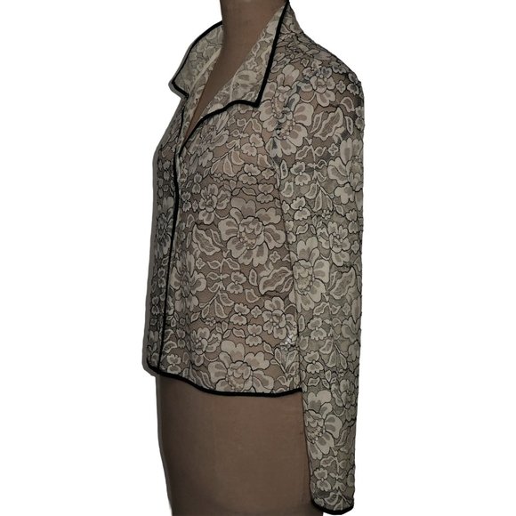 Atitzia Babaton Hopkins Cream Lace Blouse/ Top Size M - Picture 3 of 9